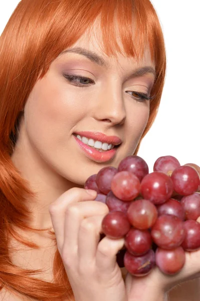 Портрет милой девушки с красным виноградом — стоковое фото