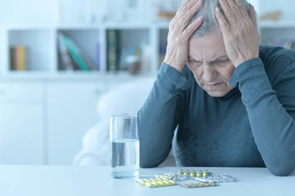 Zieke Senior Vrouw Thuis Met Het Innemen Van Medicijnen — Stockfoto