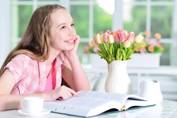 Schattig Schoolmeisje Zit Aan Tafel Thuis Lezen — Stockfoto