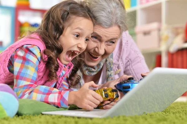 Großmutter Mit Enkelin Beim Computerspiel Laptop Hause — Stockfoto