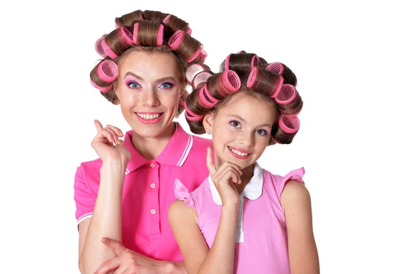 Matka a malá dcera v natáčky na vlasy — Stock fotografie