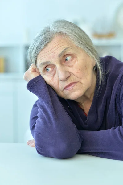 Nahaufnahme Porträt Einer Müden Seniorin — Stockfoto