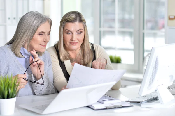 Twee Opgewonden Rijpe Vrouwen Werken Kantoor Met Moderne Apparaten — Stockfoto