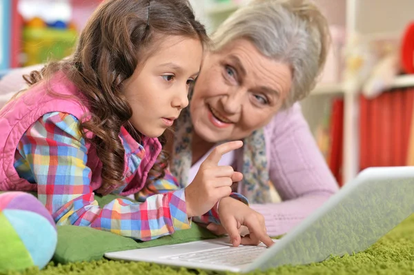 Retrato Abuela Feliz Hija Usando Ordenador Portátil Mientras Está Acostado —  Fotos de Stock