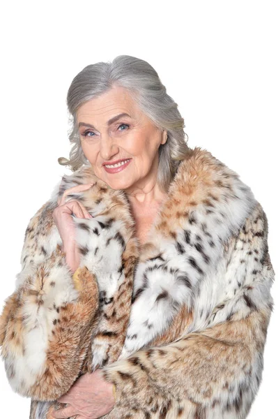 Porträtt Vacker Äldre Kvinna Päls Poserar Mot Vit Bakgrund — Stockfoto