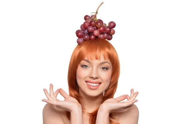 Retrato de uma menina bonito com uvas vermelhas — Fotografia de Stock