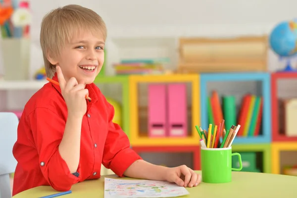 Retrato Desenho Menino Bonito Com Lápis Enquanto Sentado Mesa — Fotografia de Stock