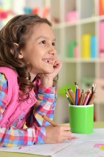 可爱的小女孩画画 而坐在家里的桌子 — 图库照片