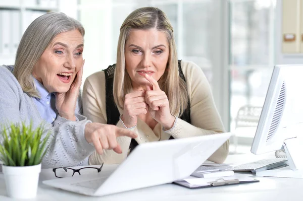 Two Excited Mature Women Working Office Modern Devices — Stock Photo, Image