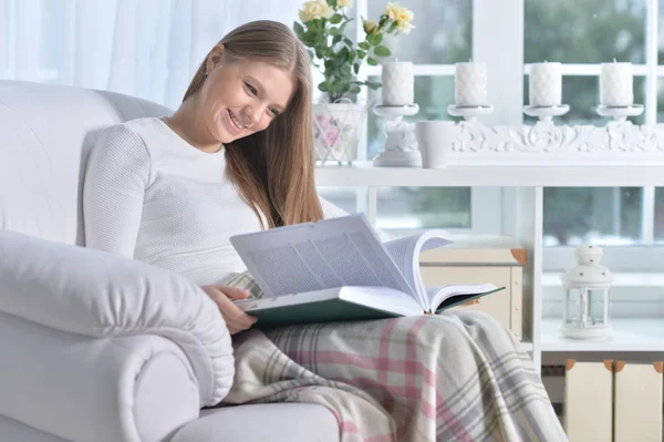 Mujer Atractiva Joven Con Libro Sillón Acogedor — Foto de Stock