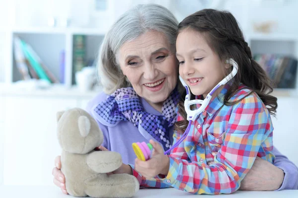 Carino Bambina Che Gioca Infermiera Ispezionare Orsacchiotto Con Stetoscopio — Foto Stock