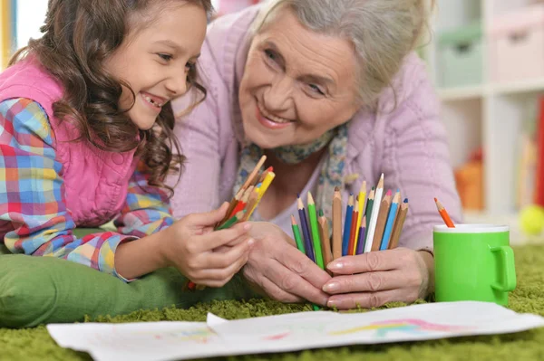 Oma Kleindochter Tekenen Samen — Stockfoto