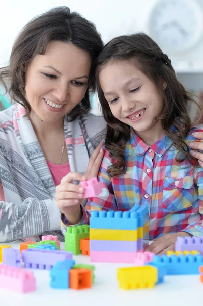 Klein Meisje Moeder Spelen Met Kleurrijke Kunststof Blokken Thuis — Stockfoto