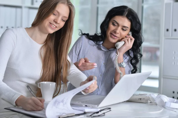 Dos Mujeres Jóvenes Que Trabajan Oficina Con Ordenador Portátil — Foto de Stock