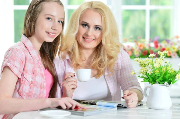 Madre e hija leyendo revista — Foto de Stock