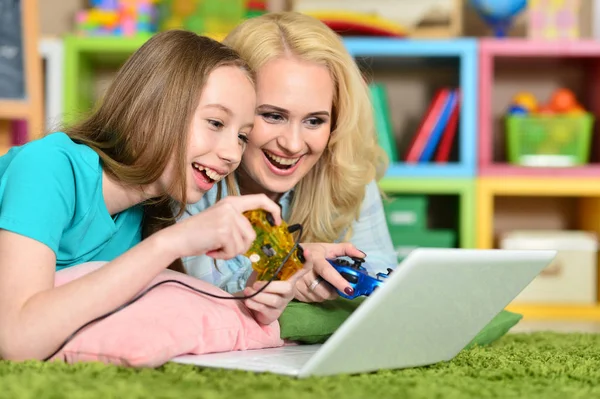 Jovem Mulher Com Menina Usando Laptop Casa Chão Jogando — Fotografia de Stock