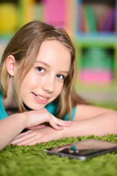 Ragazza Carina Con Tablet Digitale Sul Pavimento — Foto Stock