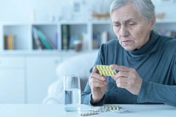 Nemocný Senior Žena Užívat Lék Doma — Stock fotografie