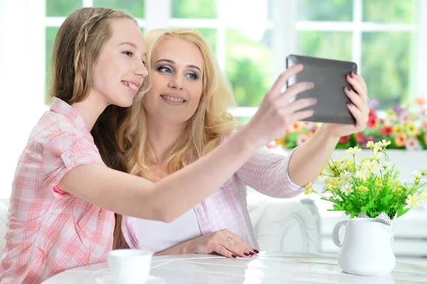 Moeder en dochter die tablet gebruiken — Stockfoto