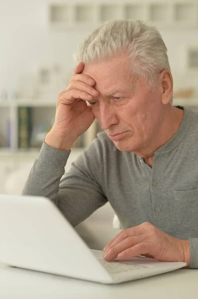 Doordachte Senior Man Met Laptop Thuis — Stockfoto