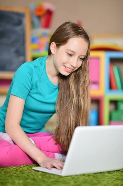 Nettes Mädchen Mit Laptop Computer Auf Dem Boden — Stockfoto