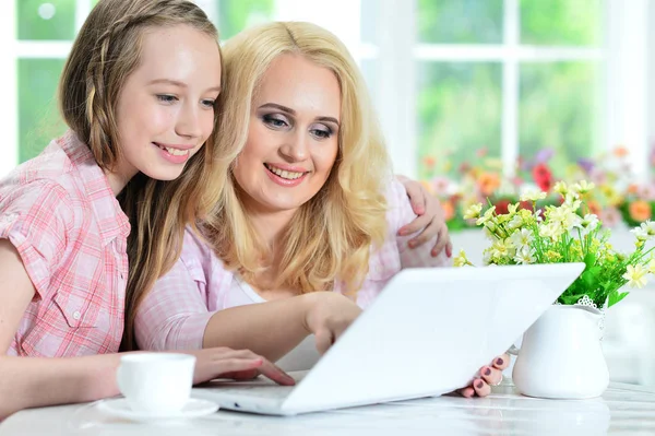 Jovem Mulher Com Menina Usando Laptop Casa — Fotografia de Stock