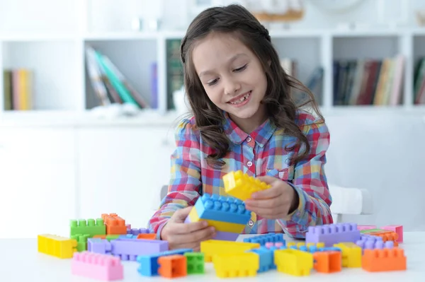 カラフルなプラスチック製のブロックで遊ぶ少女 — ストック写真