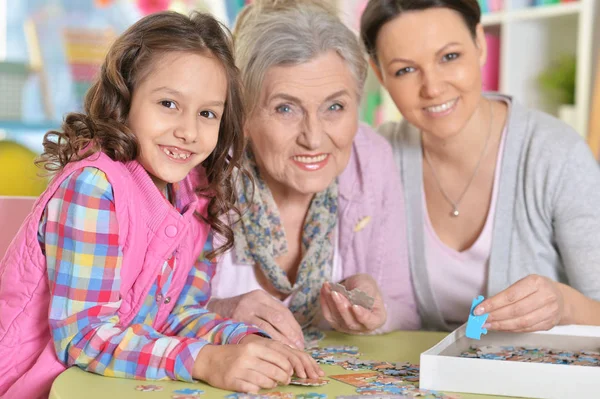 Mormor Med Dotter Och Lilla Dotterdotter Samla Pussel — Stockfoto