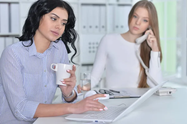 Deux jeunes filles qui travaillent — Photo