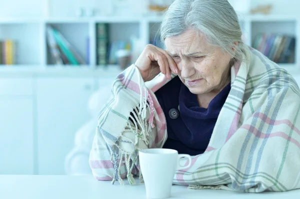 Porträt Einer Traurigen Alten Frau Die Tee Trinkt — Stockfoto