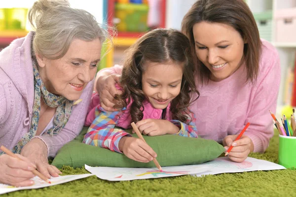 Glückliche Familie Liegt Auf Dem Boden Und Zeichnet Bild Zusammen — Stockfoto