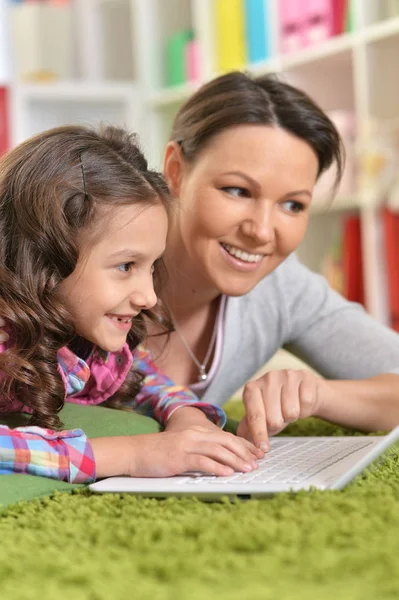 Portret Van Gelukkig Moeder Dochter Met Behulp Van Laptop — Stockfoto