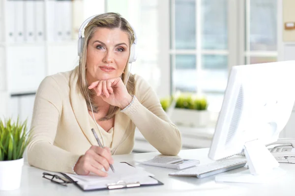 Mature woman using computer — Stock Photo, Image