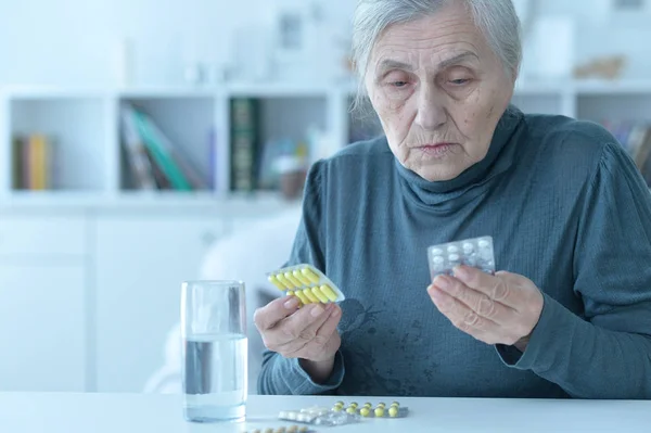 Sjuka Äldre Kvinna Tar Läkemedel Hemma — Stockfoto