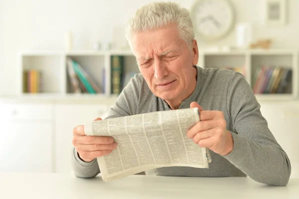 Emocionální Starší Muž Čtenářský Deník Doma — Stock fotografie
