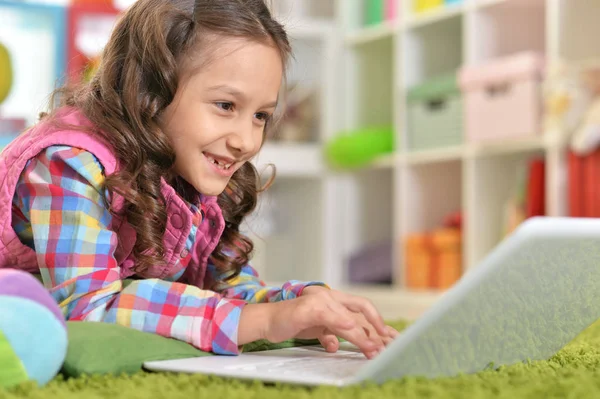 Słodkie Dziewczyna Pomocą Laptopa Podczas Leżąc Zielonym Piętrze Domu — Zdjęcie stockowe