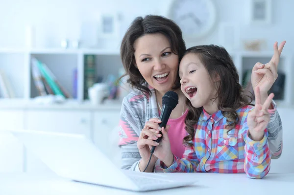 Bambina che canta karaoke — Foto Stock