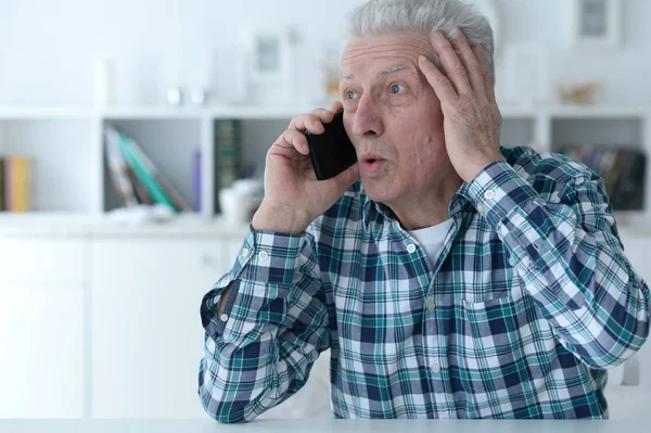 Портрет Пожилого Человека Разговаривающего Телефону — стоковое фото