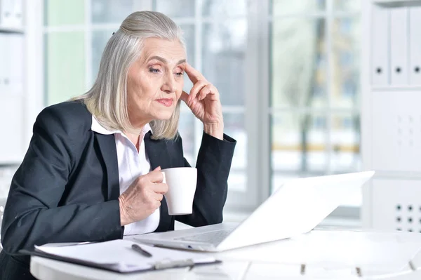 Mujer Mayor Ropa Formal Que Trabaja Oficina — Foto de Stock