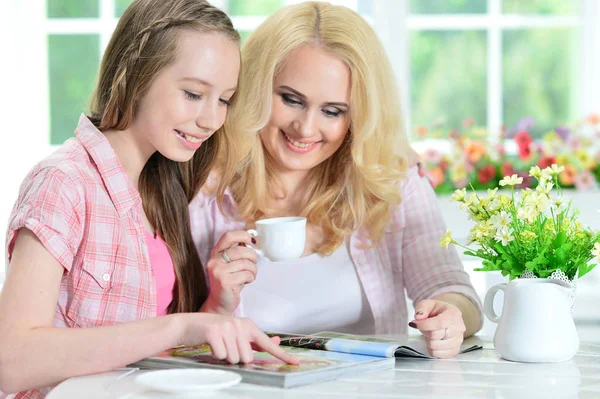 Madre e hija leyendo revista — Foto de Stock