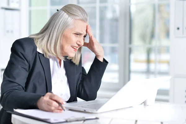 Mujer Mayor Ropa Formal Que Trabaja Oficina — Foto de Stock