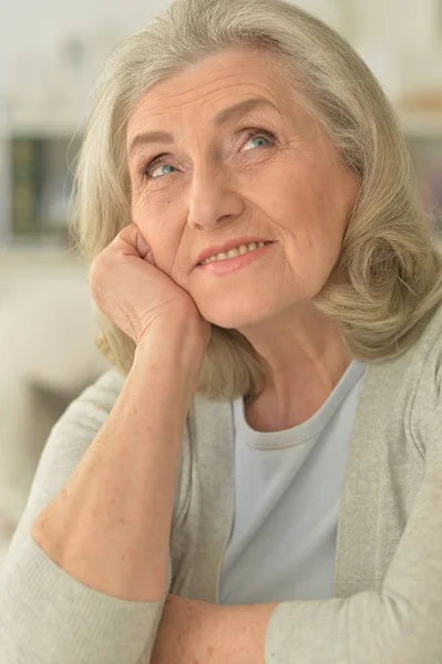 Porträt Einer Glücklichen Seniorin Die Hause Posiert — Stockfoto