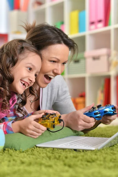 Retrato Madre Hija Jugando Juego Ordenador Con Ordenador Portátil —  Fotos de Stock