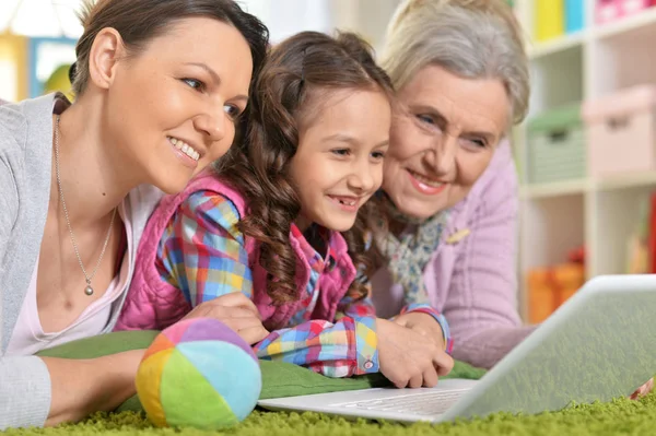 Retrato Família Feliz Com Laptop Deitado Chão Casa — Fotografia de Stock