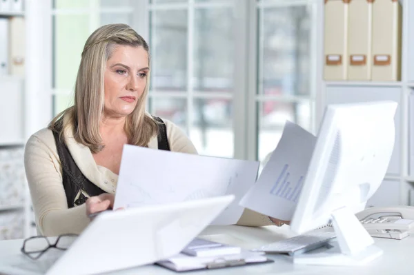 Zwei Aufgeregte Reife Frauen Die Büro Mit Modernen Geräten Arbeiten — Stockfoto