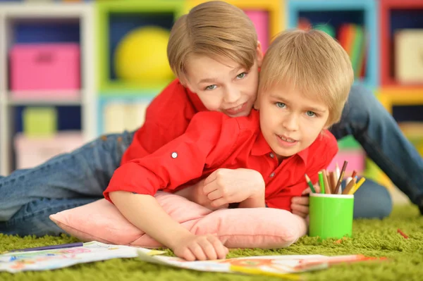 Lächelnde Jungen auf dem Boden liegend — Stockfoto