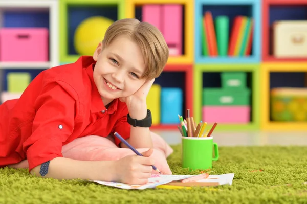 Portret Van Schattige Kleine Jongen Tekenen Met Potloden — Stockfoto