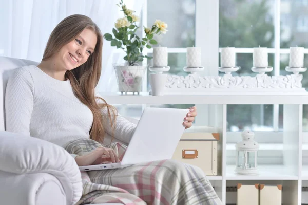 Jonge Vrouw Zitten Fauteuil Met Laptop Haar Knieën — Stockfoto