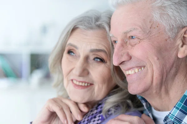 Feliz Casal Sênior Posando Casa — Fotografia de Stock