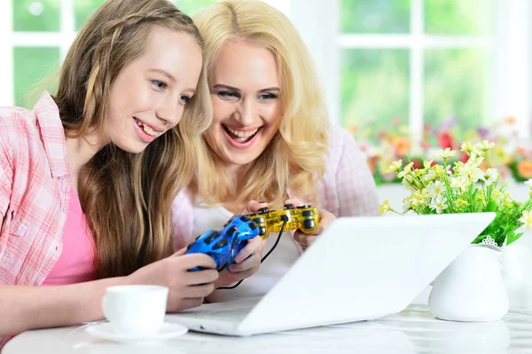 Madre e hija jugando juego de ordenador —  Fotos de Stock
